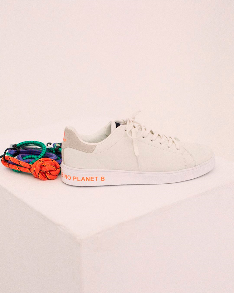 Sneakers ecologiche bianche e lacci con a sinistra lacci colorati