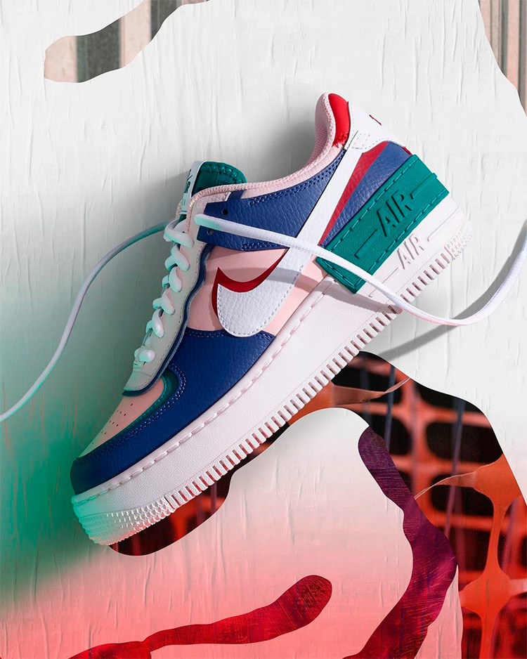 Sneakers ecologiche Nike colorate e slacciate