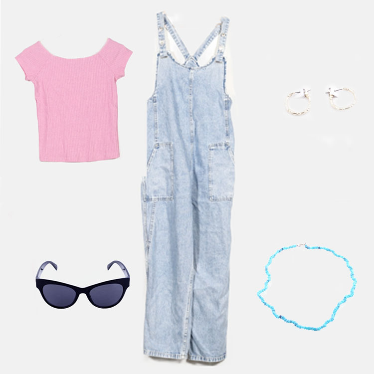 T-shirt rosa mezza manica, occhiali da sole neri, salopette di jeans, orecchini e collana azzurra