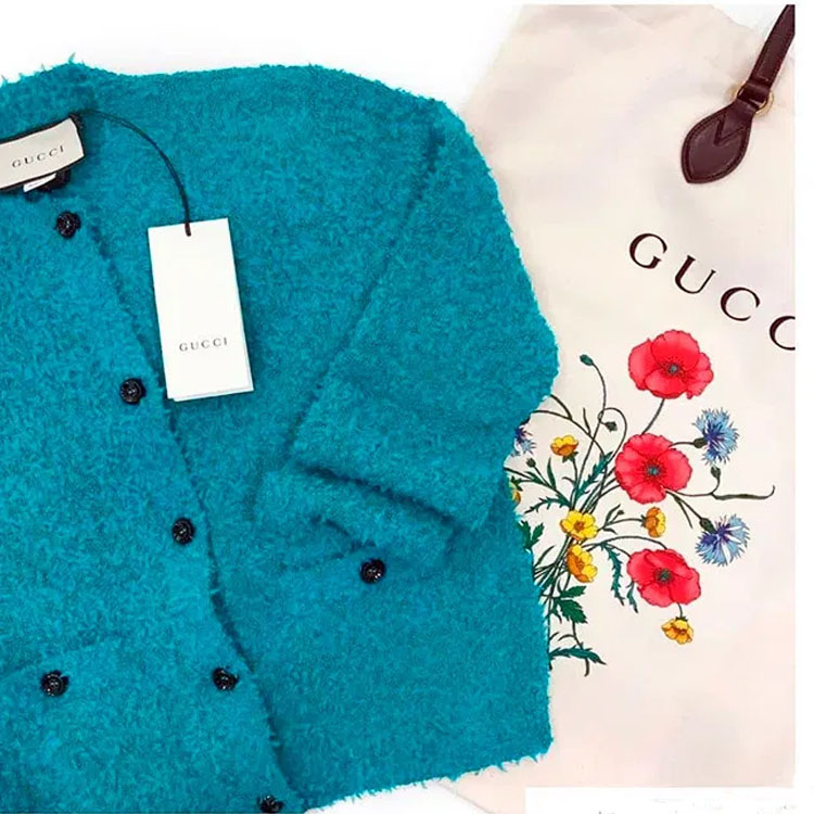 Giacchetta azzurra Gucci e borsa bianca con fiori Gucci