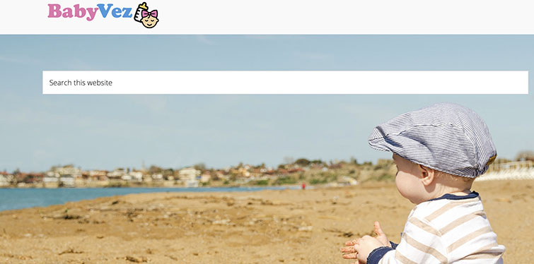 Schermata homepage del sito web abbigliamento usato online bambini con un bimbo di pochi mesi seduto di spalle che guarda il mare
