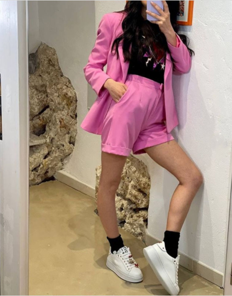  Foto di ragazza allo specchio con completo rosa e sneakers bianche da donna