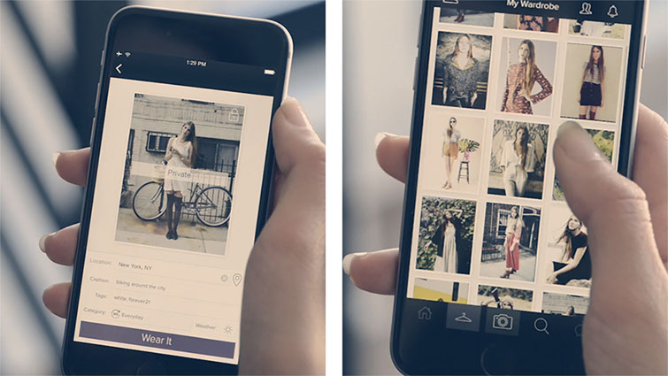 foto ci smartphone tra le mani con schermate web di app per abbinare vestiti