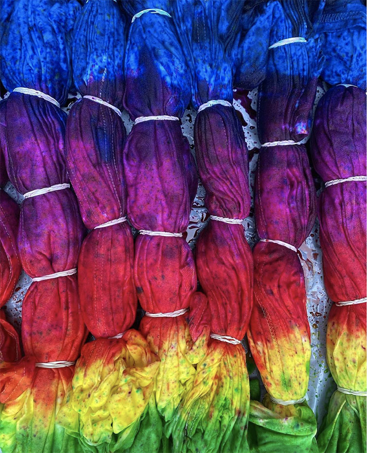  T-shirt legate con dei fili e colorate con la tecnica del tie dye