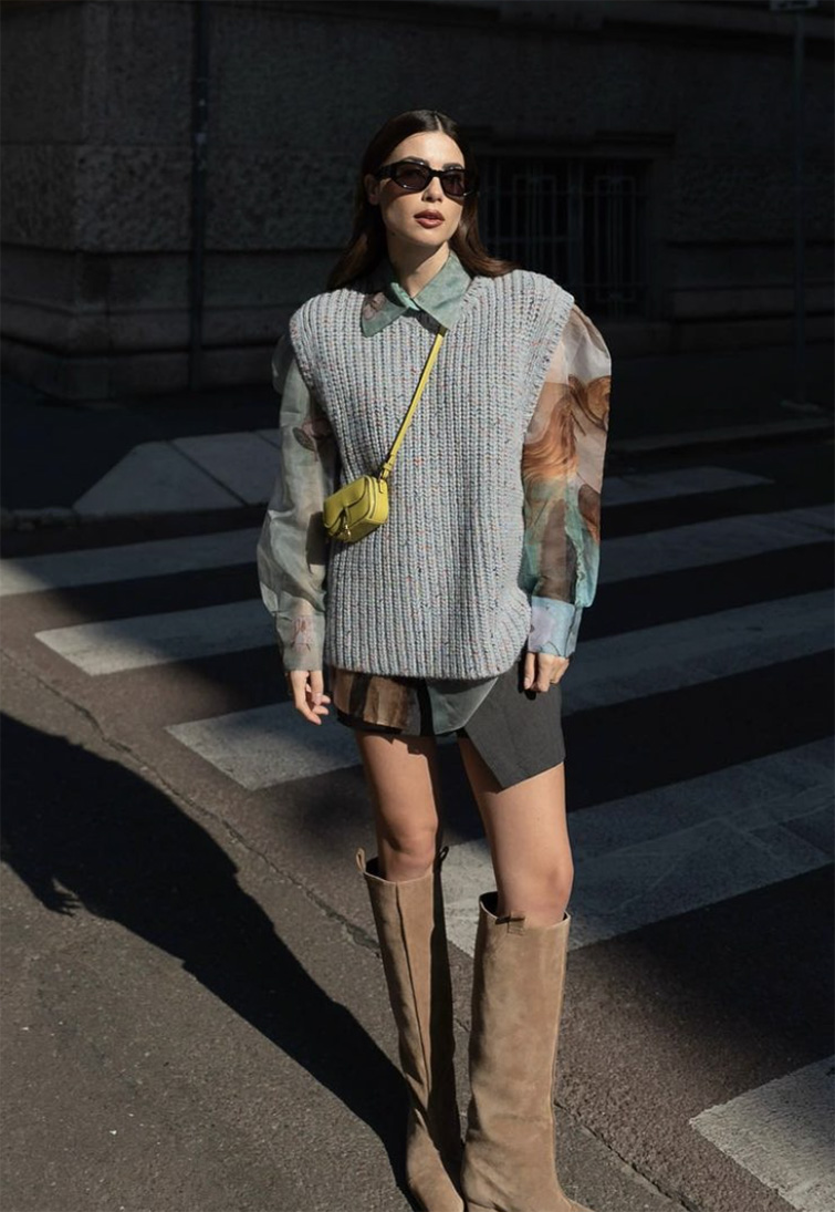 Fashion influencer Valentina Marzullo che pose vicino alle strisce pedonali con una gamba piegata