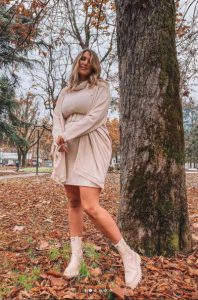Laura Brioschi, lifestyle influencer, in posa con sfondo autunnale