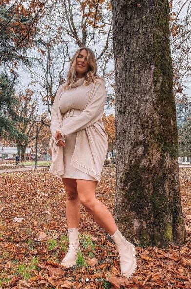 Laura Brioschi, lifestyle influencer, in posa con sfondo autunnale
