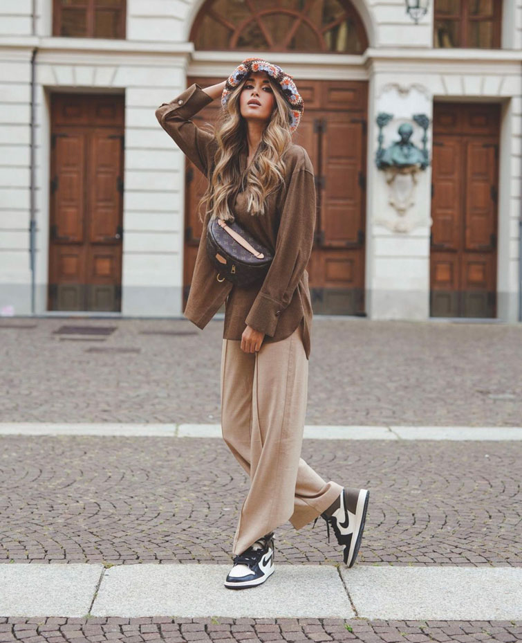 La fashion blogger Jori Delli in posa in strada indossando un outfit dalle tonalità marroni e una originale borsa Louis Vuitton