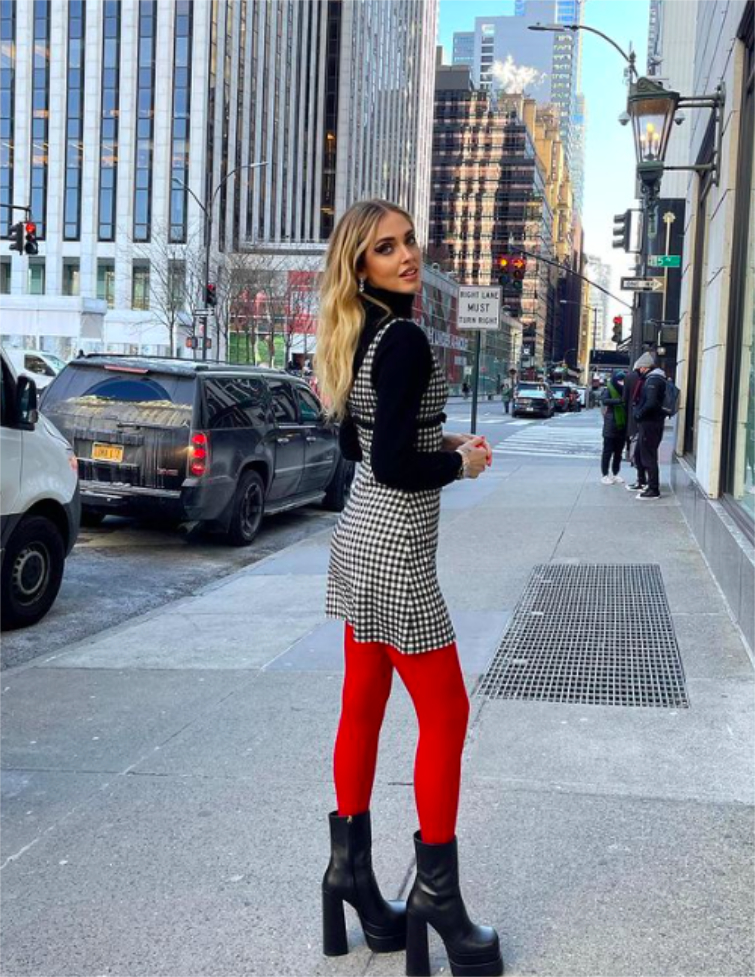 Chiara Ferragni, top nella classifica dei guadagni degli influencer, in posa a New York con delle calze rosse che spiccano dall’outift