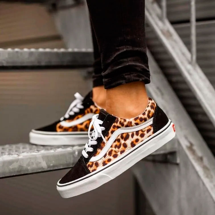  vans leopardate indossate da una ragazza su una scala: le sneakers da donna moda 2022