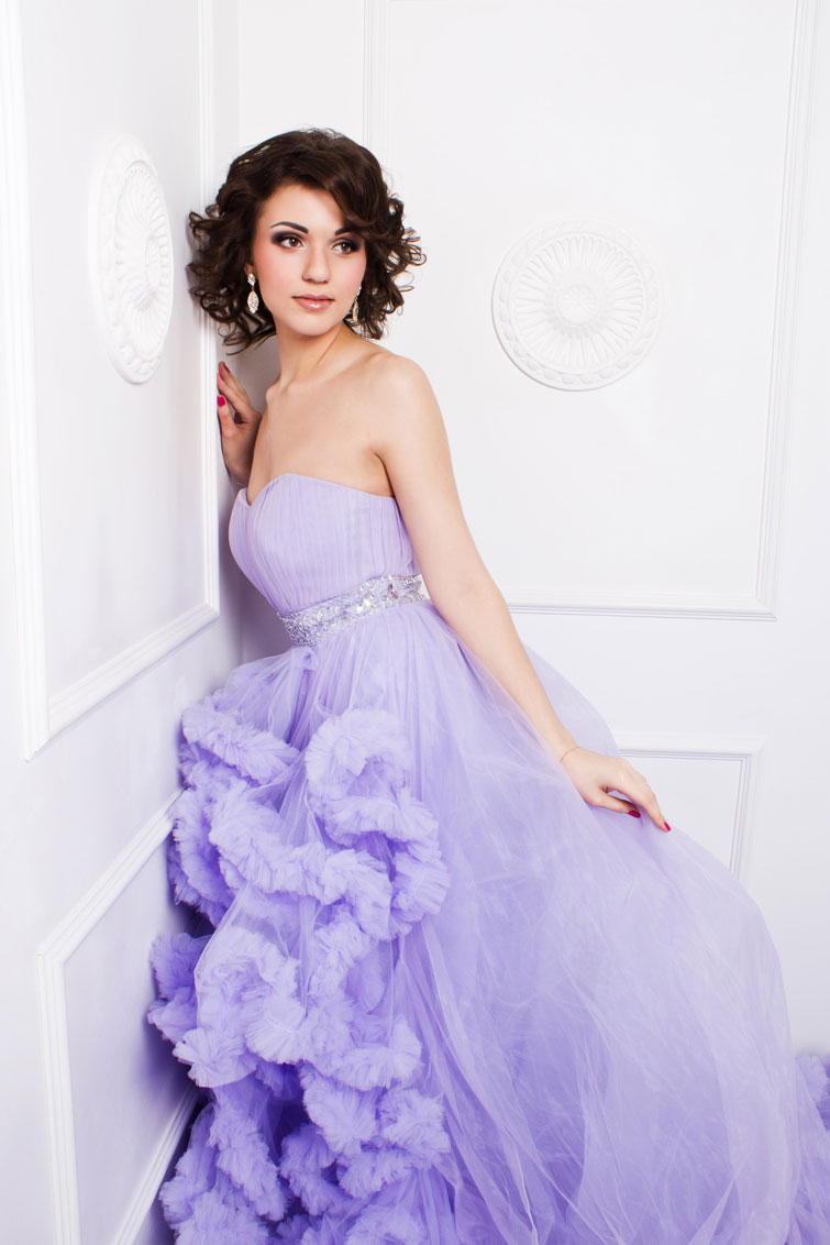  ragazza elegante in posa che indossa un vestito lilla da matrimonio acquistato in un negozio di noleggio abiti di lusso